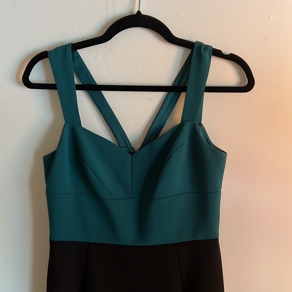 CeCe Alexa cross back color block cocktail dress in forest green - Picture 4 of 9